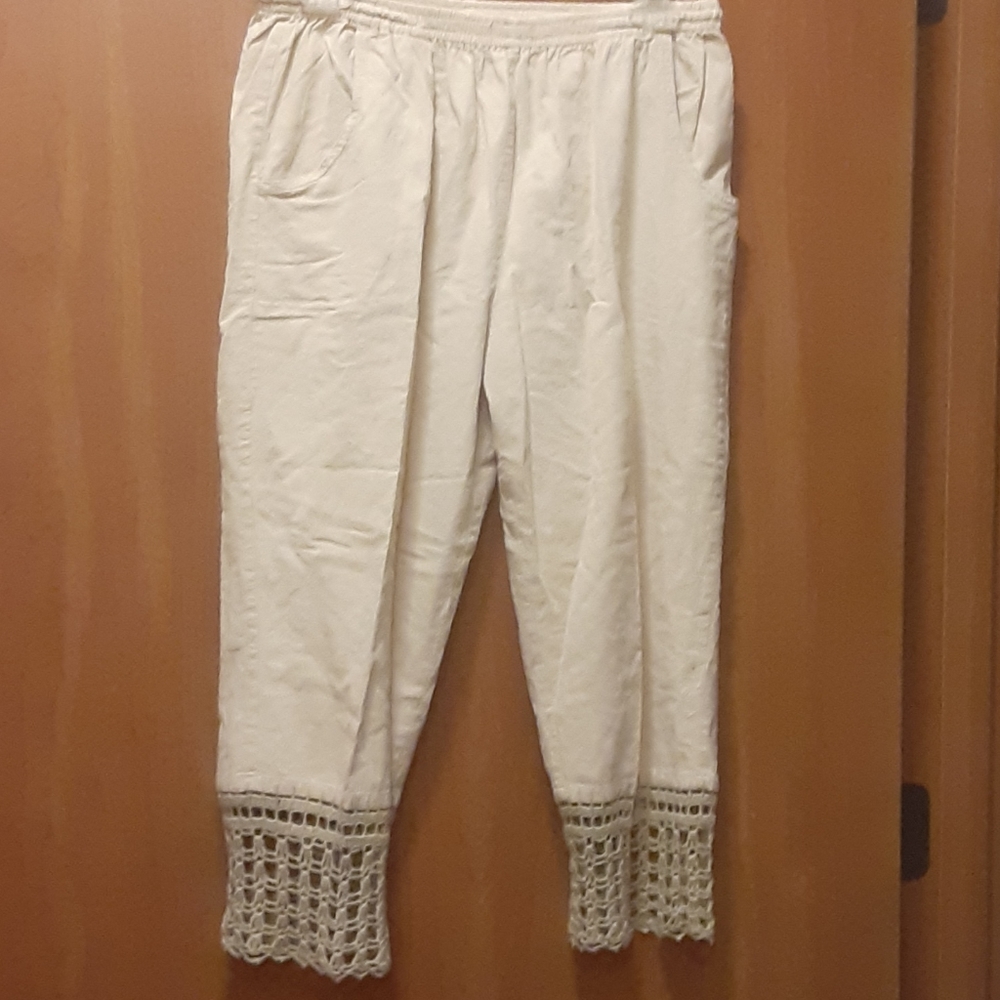Capris pants with crochet trim